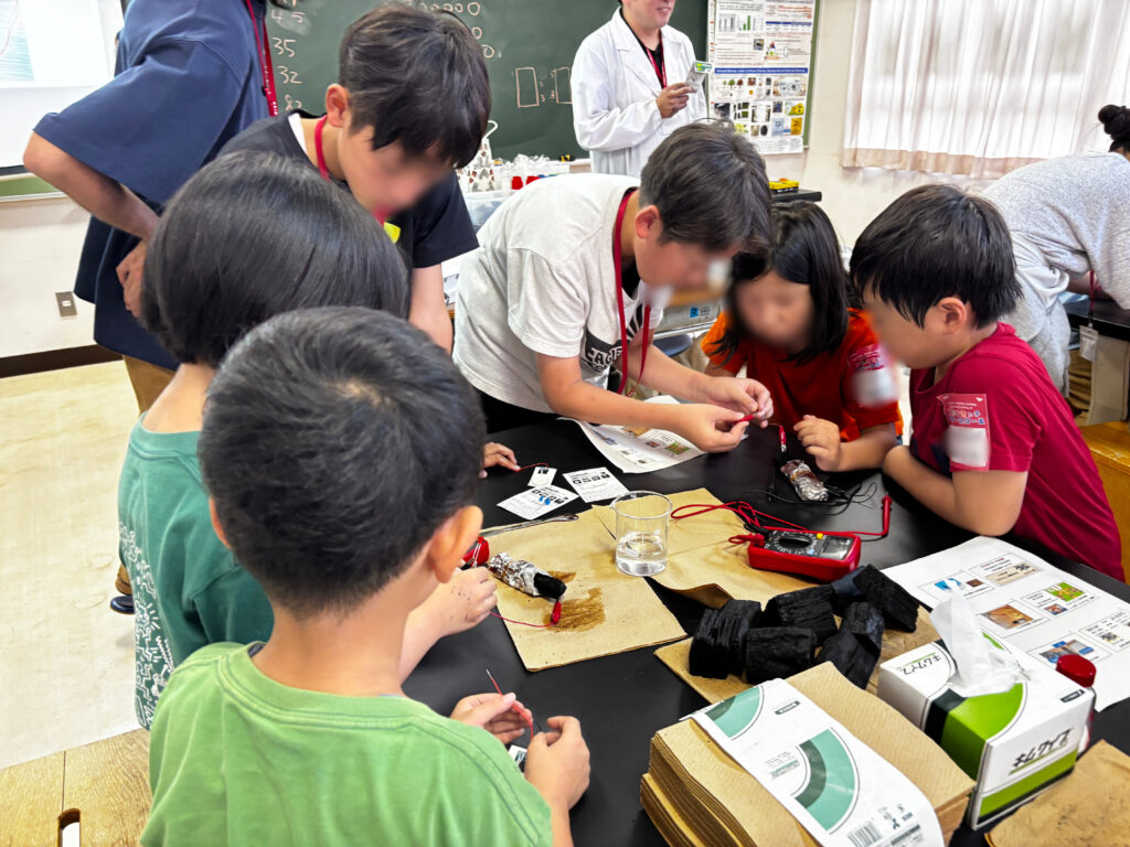 川崎町の炭を使った発電実験に取り組む様子
