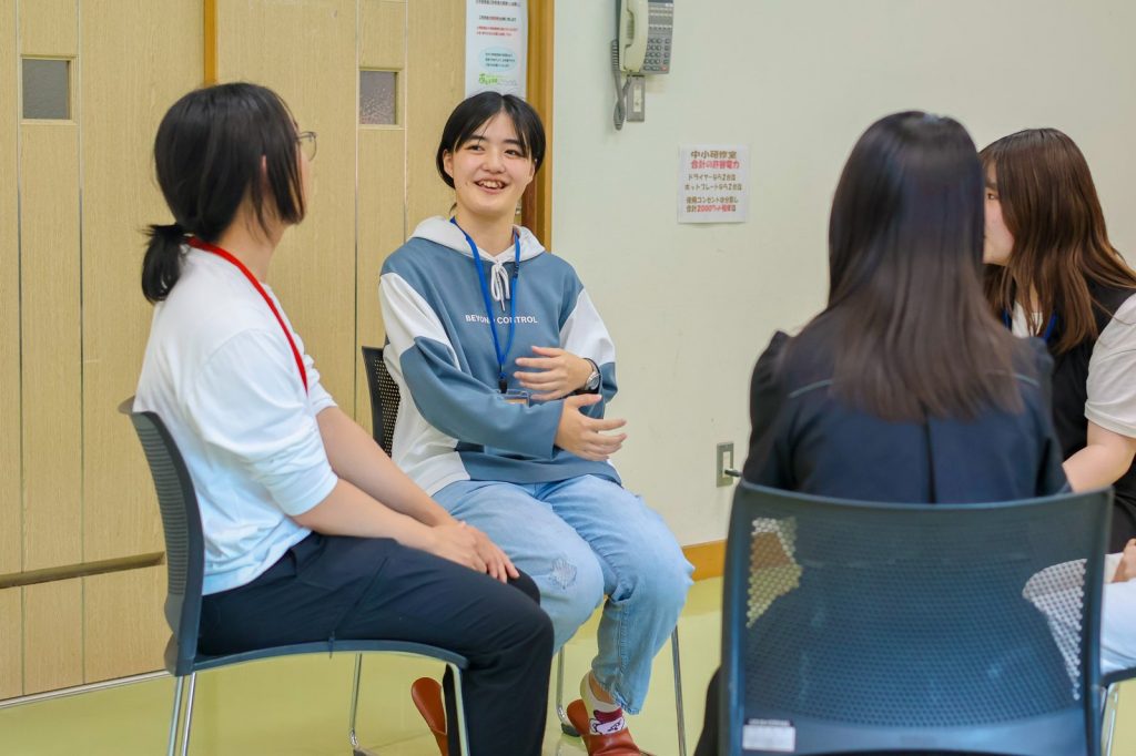 地域で活動する大学生と交流する高校生