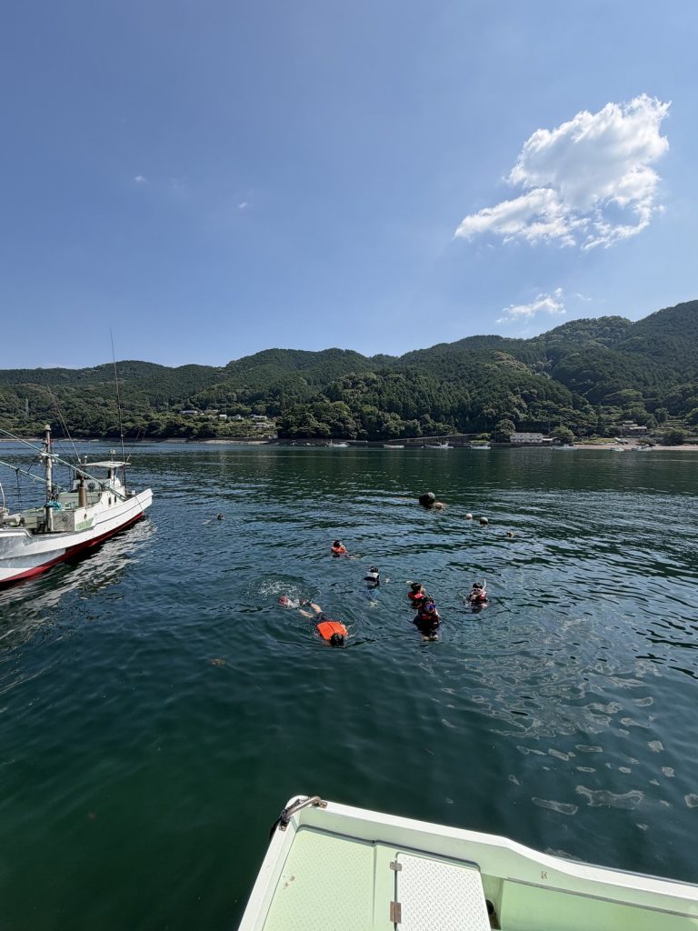 二木島湾でスノーケリングをする高校生